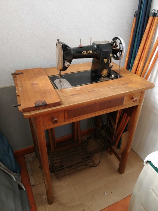 Máquina antiga de costura OLIVA