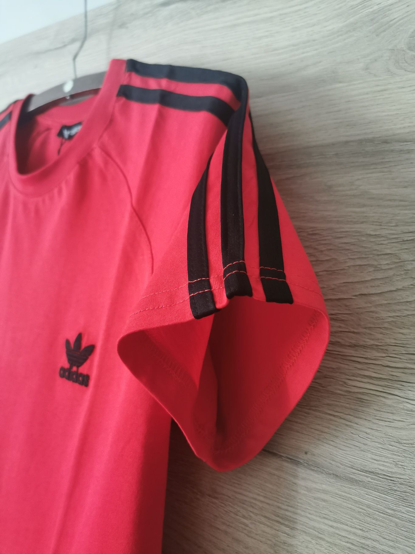 Nowa koszulka męska Adidas w kolorze czerwonym logo szyte z paskami