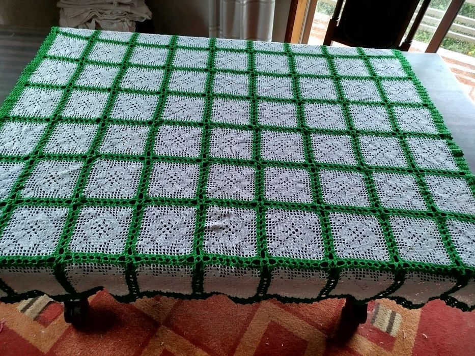 Toalha para mesa quadrada feita em crochê branco e verde