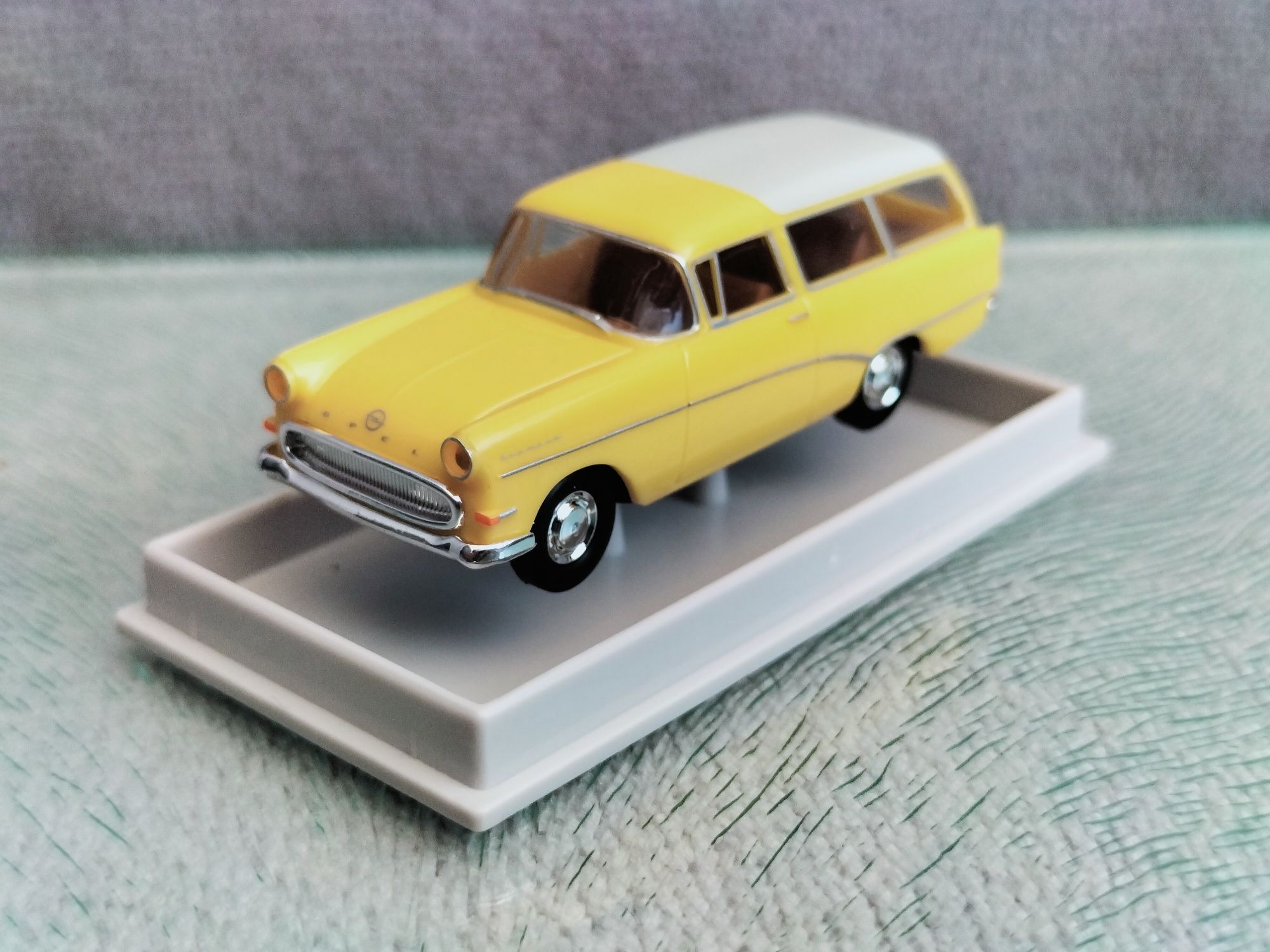 Brekina 1/87 Opel Rekord P1 Caravan kolekcjonerski model 1:87