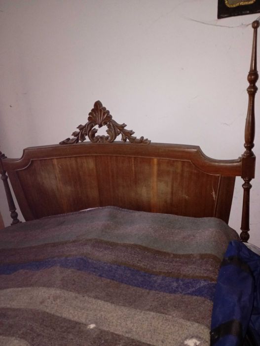 Cama antiga de madeira