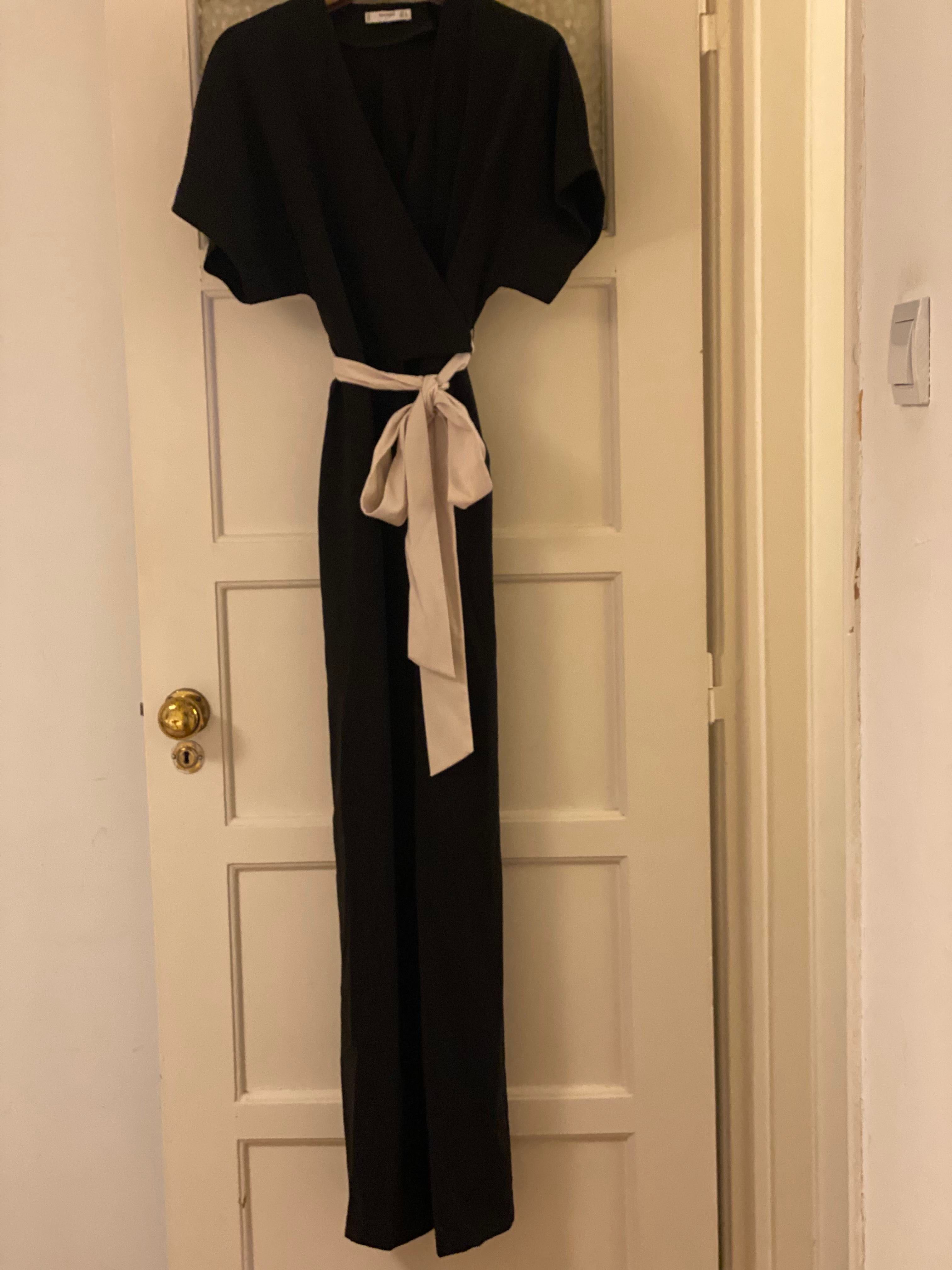Jumpsuit preto com cinto branco Mango Tam. S