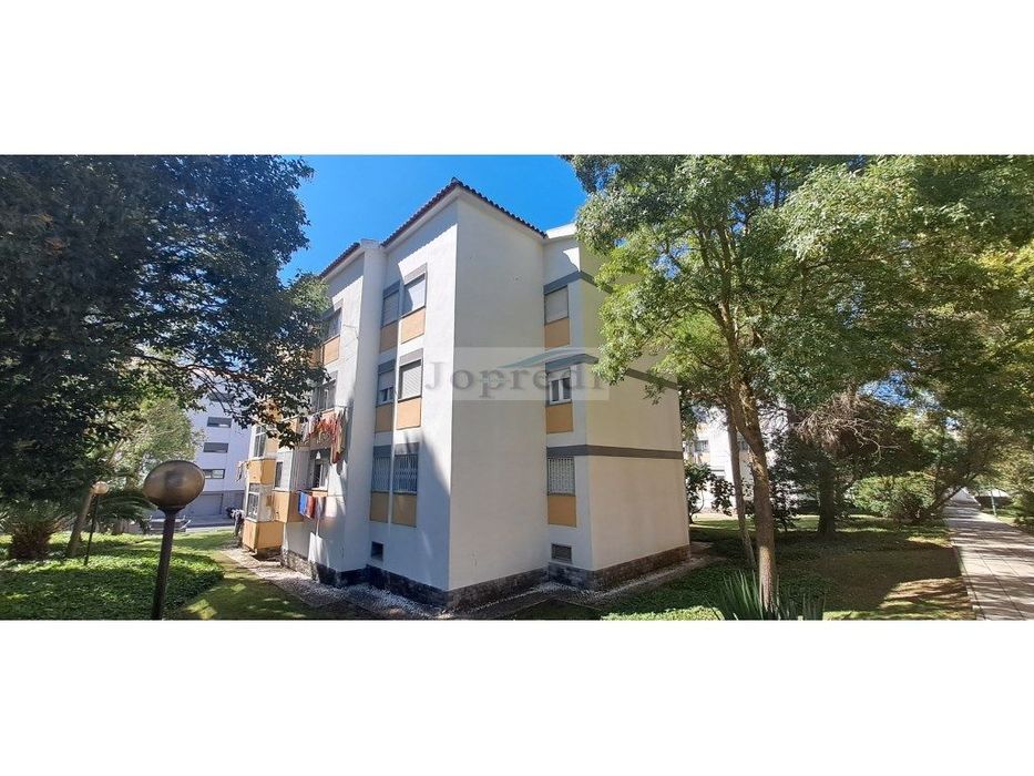 T3 com garagem e arrecadação na Estrada Portela em Carnaxide