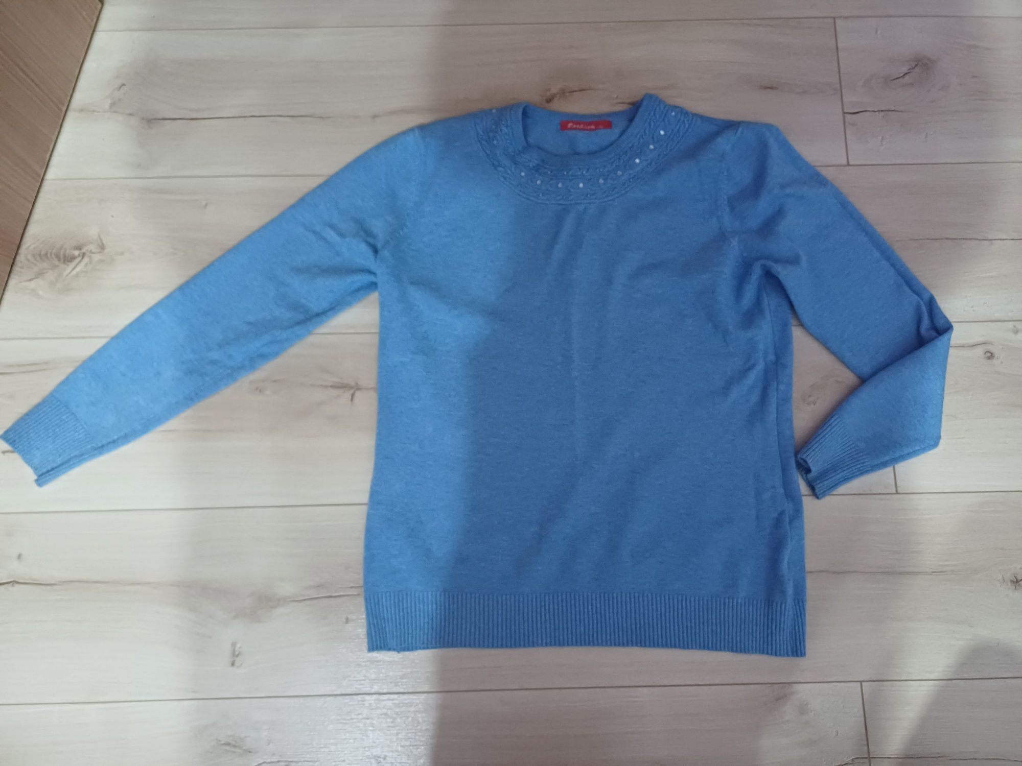 Piękny niebieski sweterek z ozdobamiL/XL