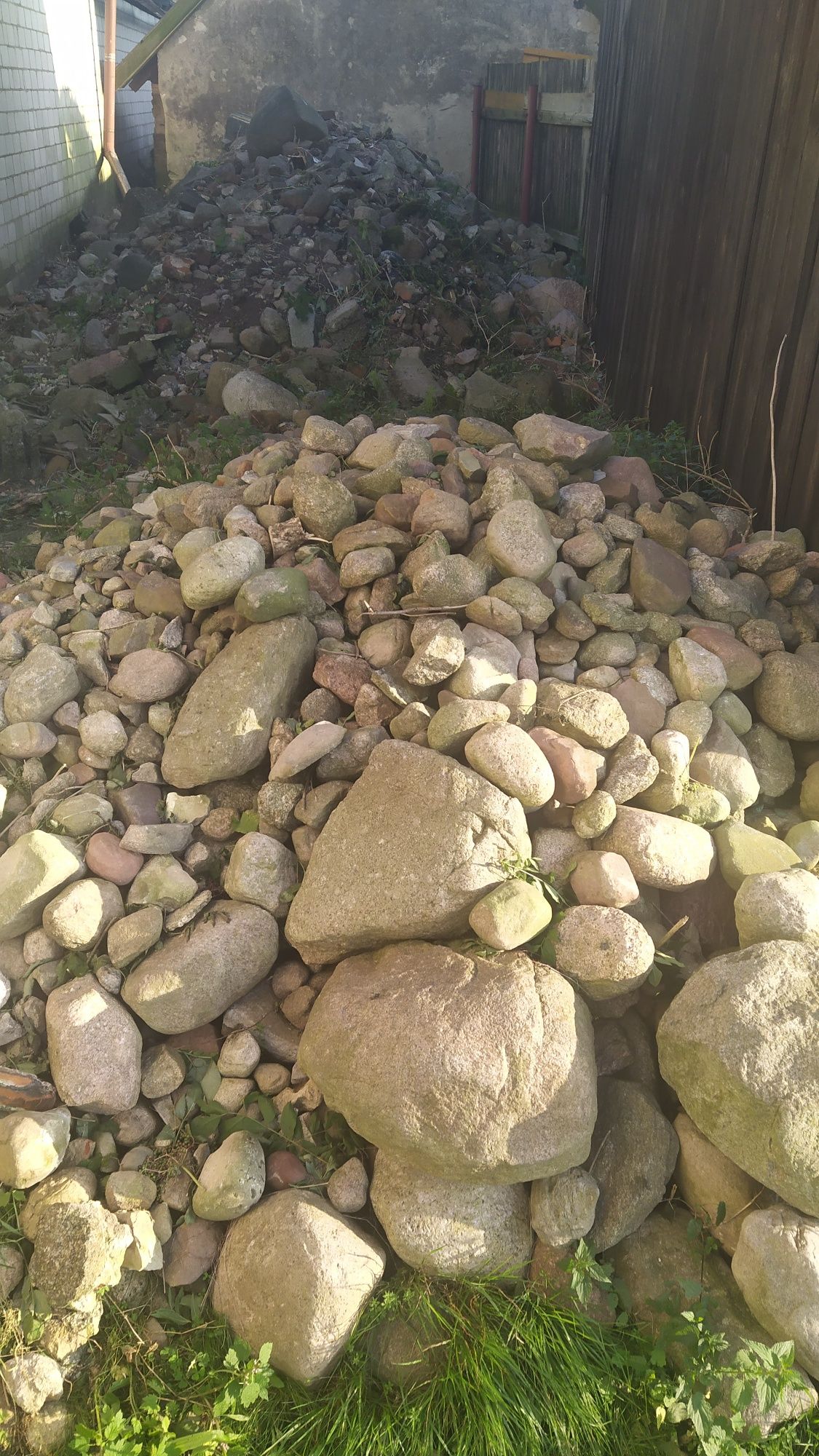 Kamienie polne o różnej wielkości