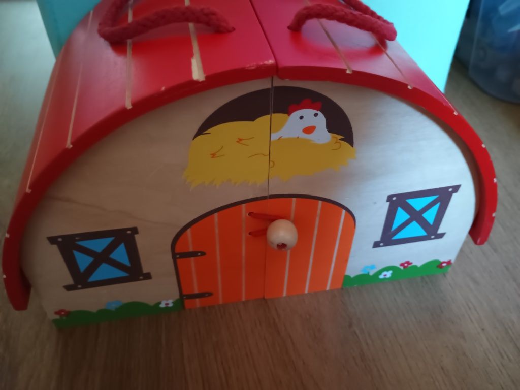 Domek, stodoła drewniana z figurkami