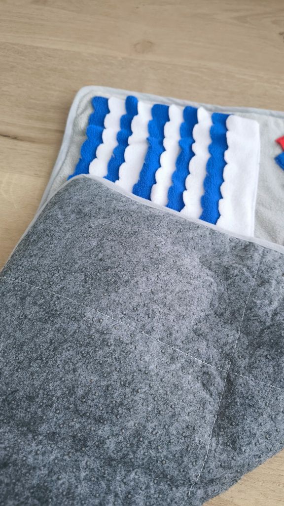 Mata węchowa dla psa z polaru na smaczki z kieszonkami