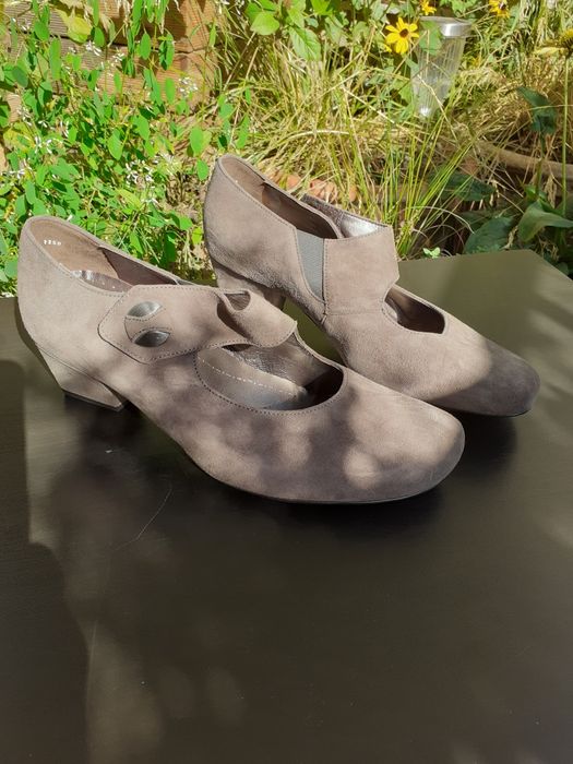 Zamszowe beżowe czółenka marki ARA z paskiem