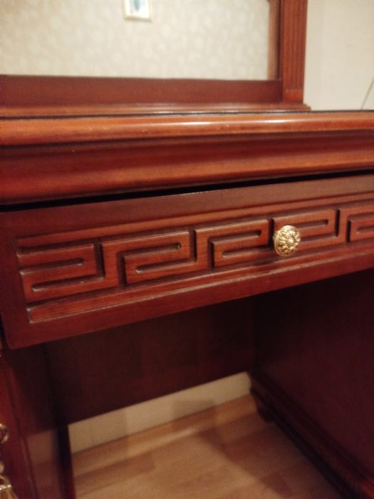 Туалетний столик з дзеркалом,трюмо з дерева