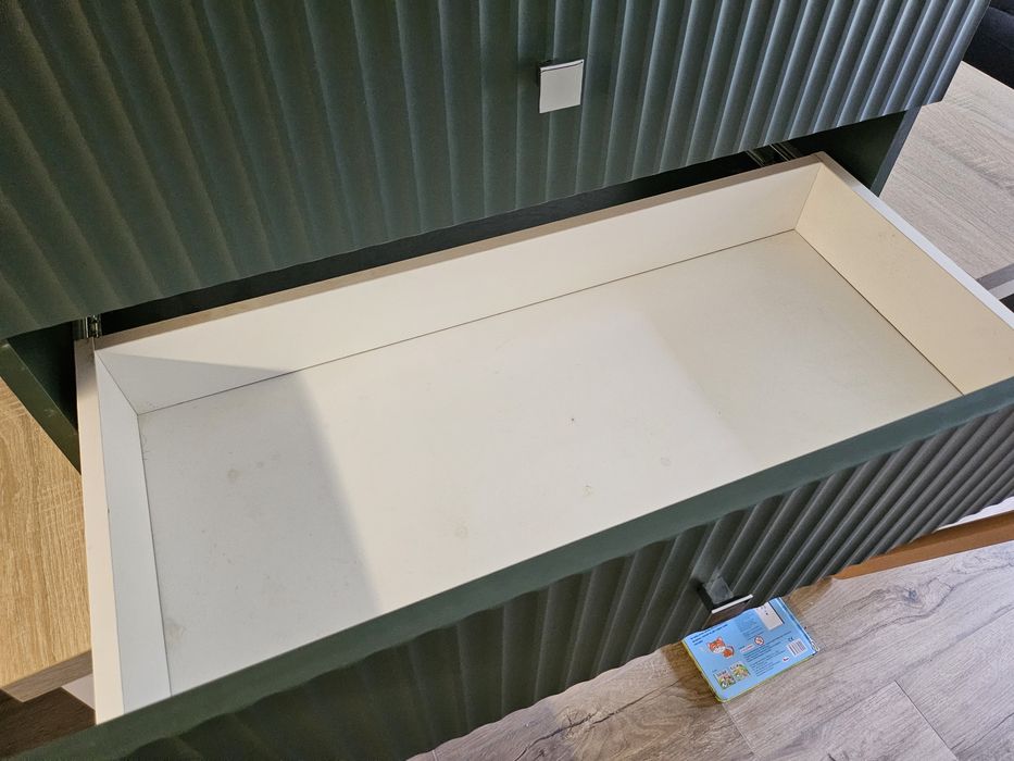 Szmaragdowa ryflowana szafka łazienkowa pod umywalkę