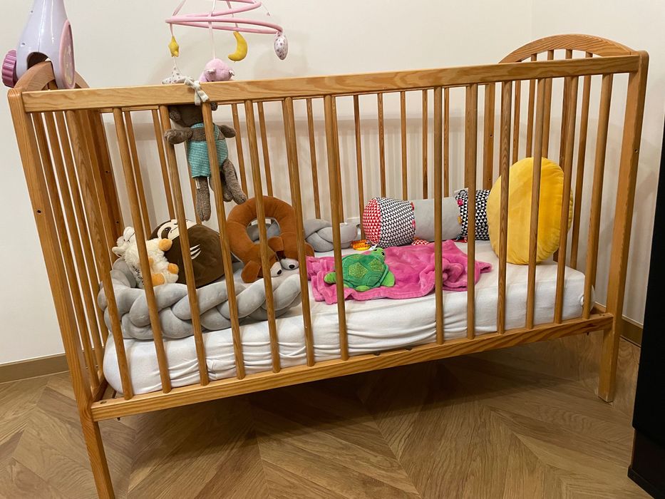 Łóżeczko dziecięce z wyposażeniem