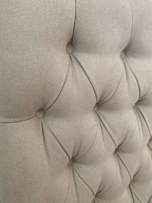 Cama estofada de muito boa qualidade