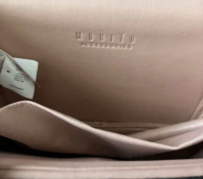 Elegancka, stylowa kopertówka w kolorze pudrowego różu z Mohito