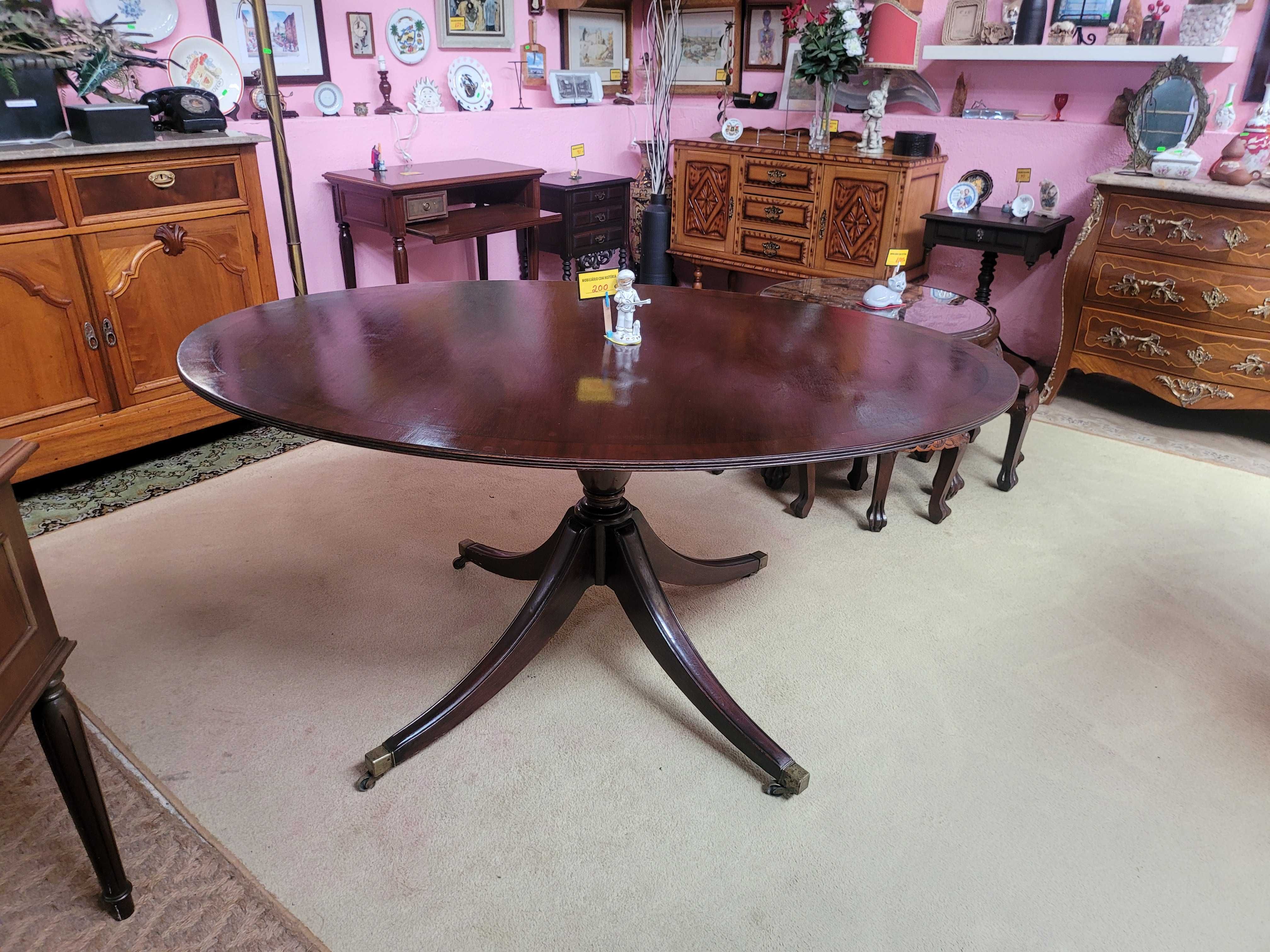 MESA DE JANTAR ESTILO INGLÊS - Em mogno. Tampo de fo