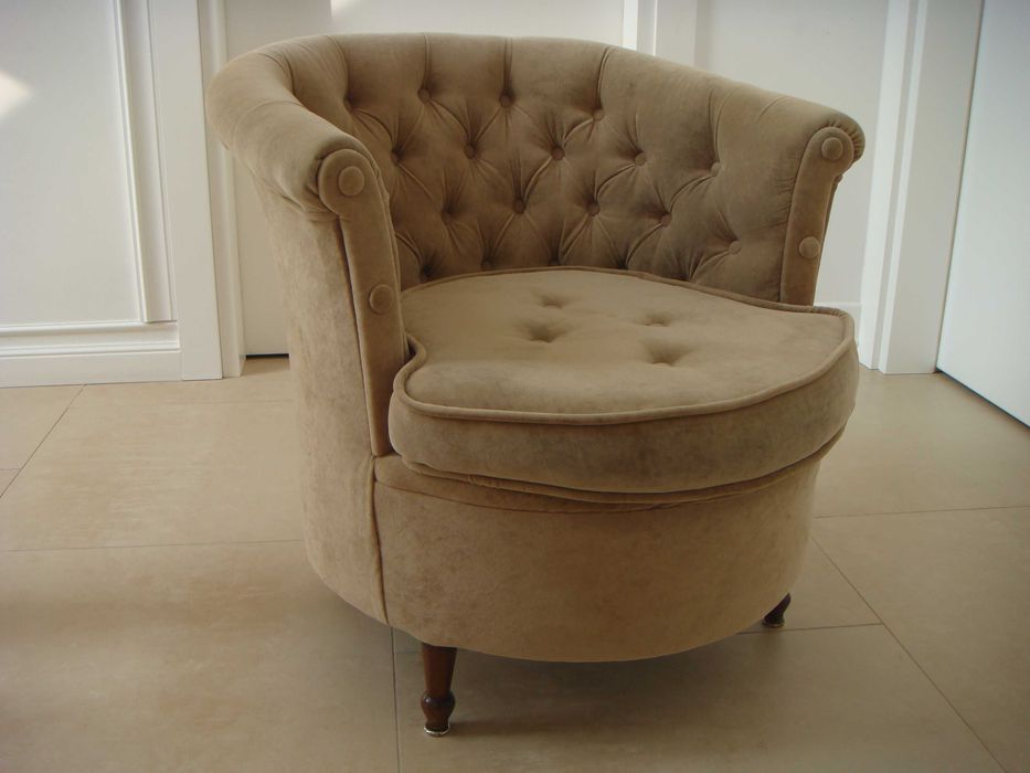 beżowy welurowy francuski fotel chesterfield