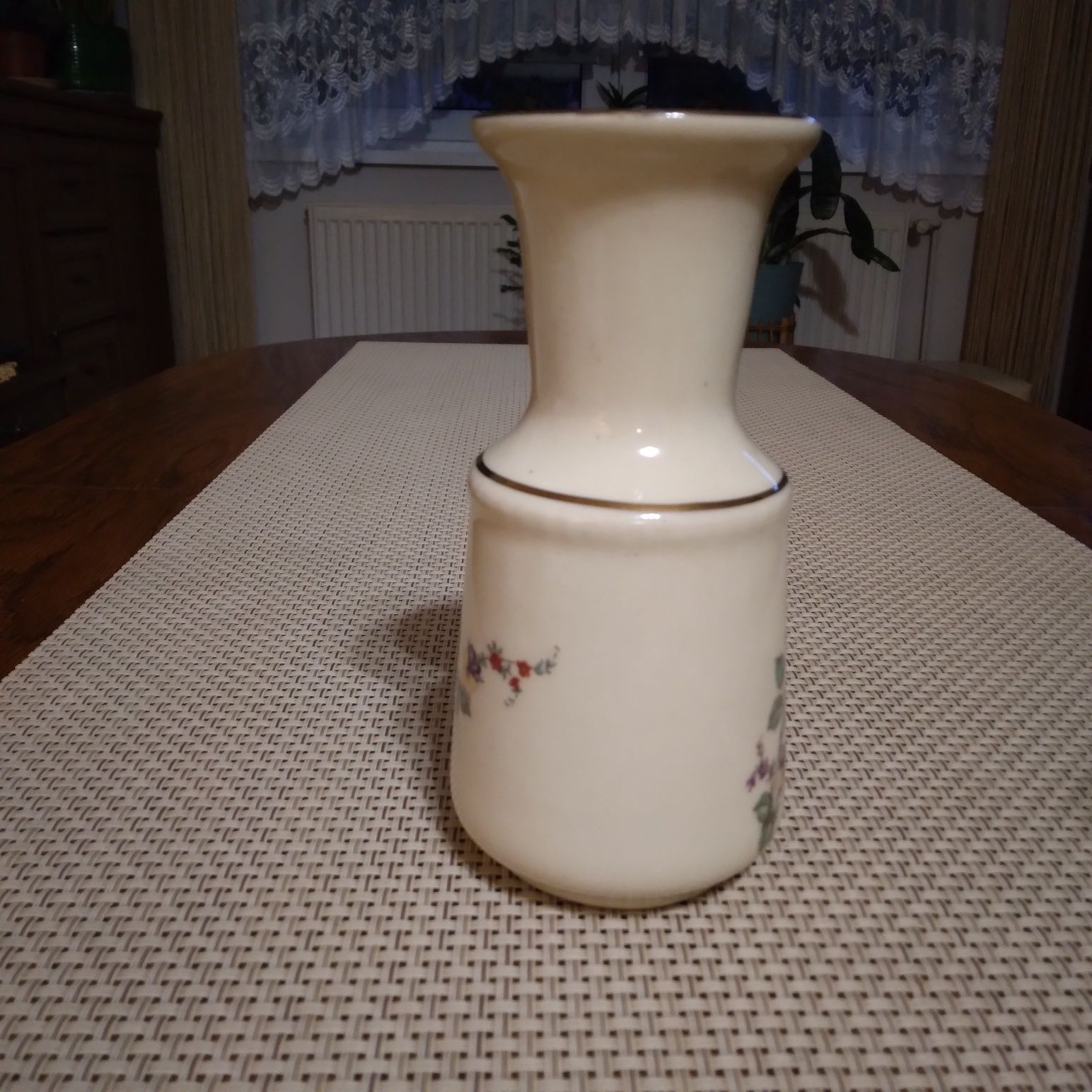 Stary wazonik w kolorze ecru - porcelana