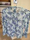 Blusa estampada em tons de azul