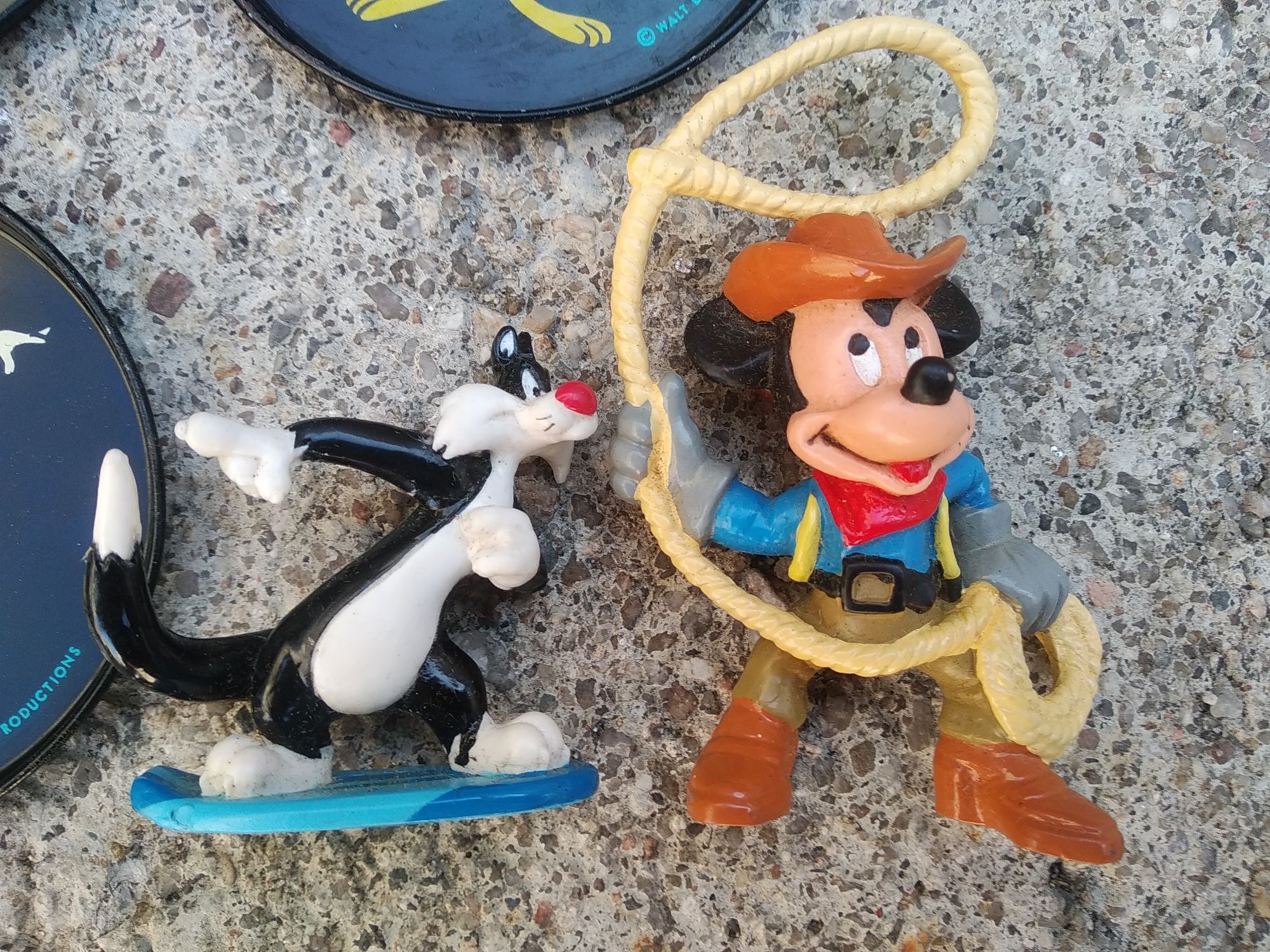 Pratinhos em metal e bonecos antigos da Disney