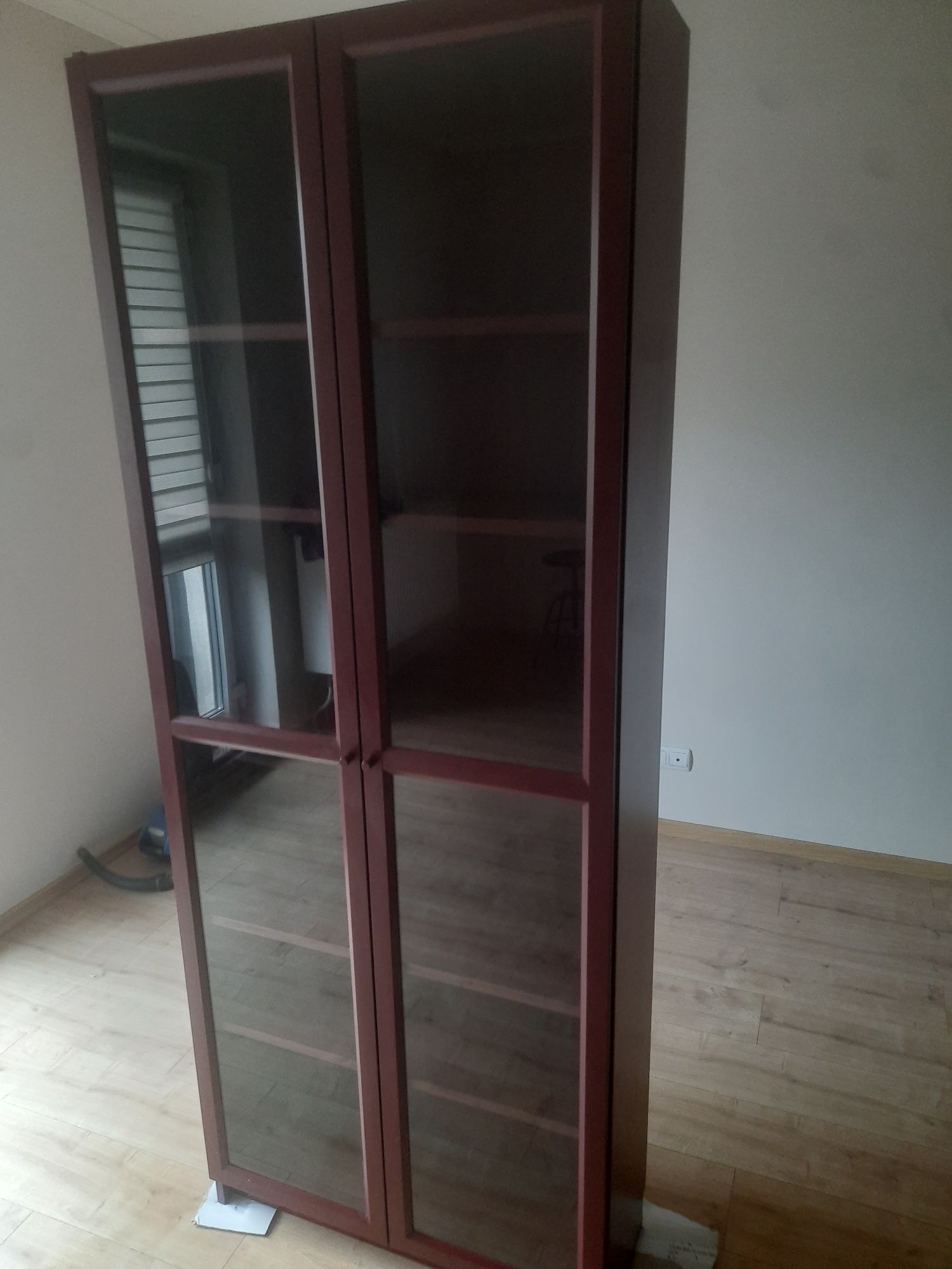 Witryna koloru wiśniowego .