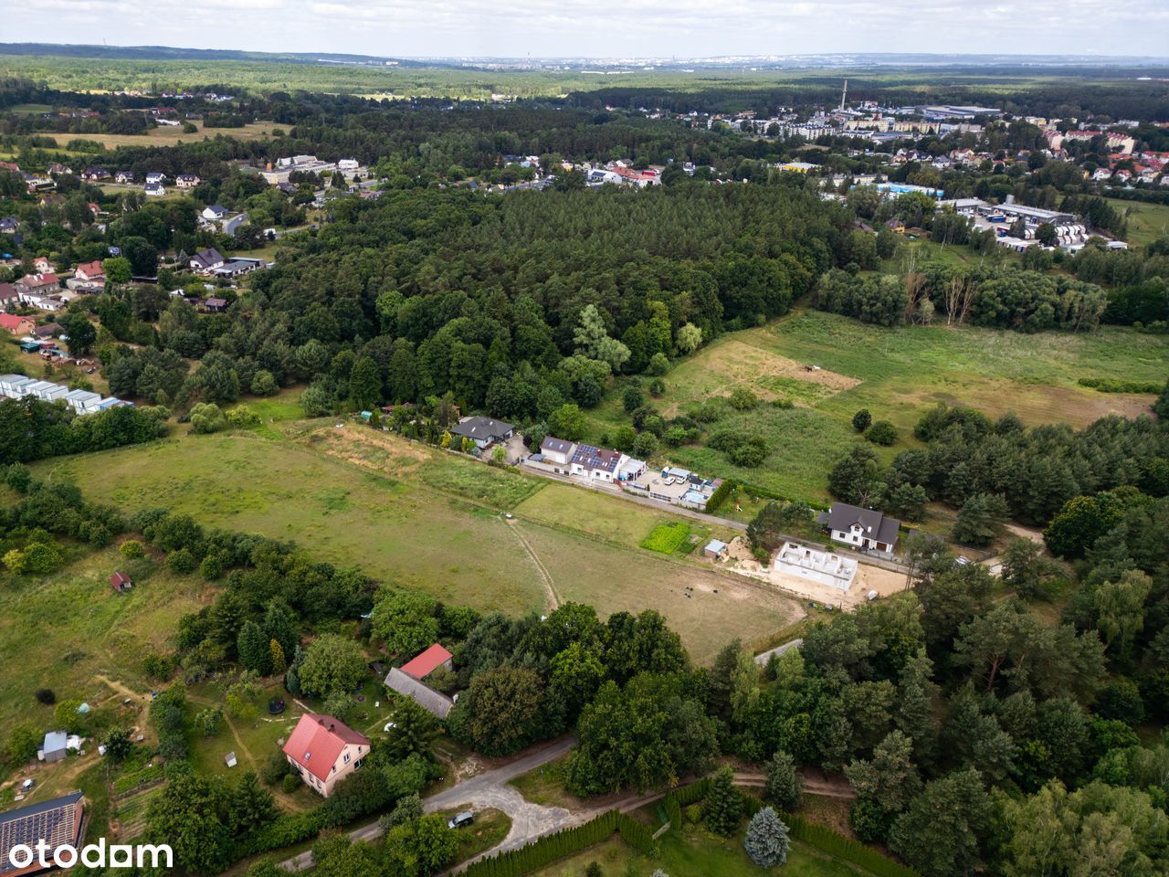 Dom z basenem, siłownią, balią i barem w otoczeniu lasu i rzeki Płoni