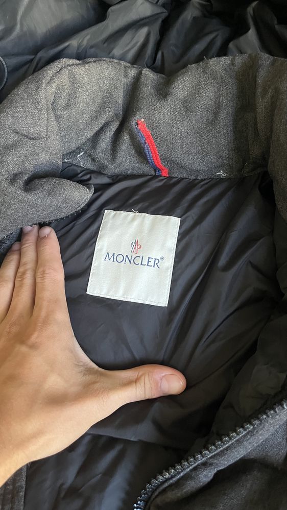 Продаю пуховик оригінальний Moncler