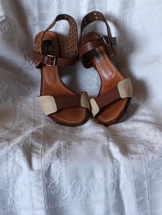 Sandálias em pele genuína