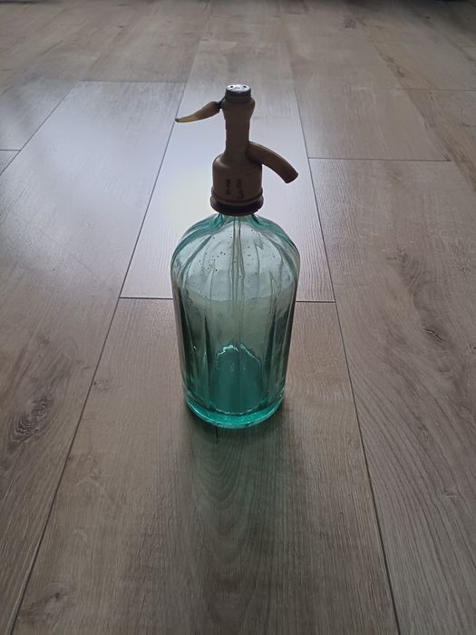 Stary szklany syfon z okresu PRL