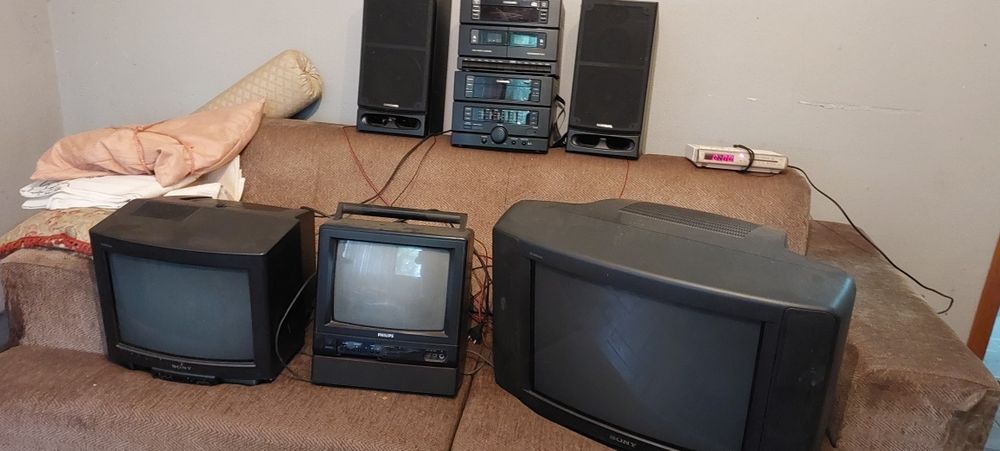 3 televisores, aparelhagem Samsung e rádio-despertador