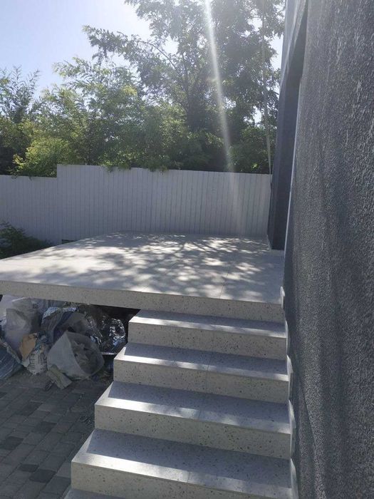 Дом Нерубайское. в центрі 2 поверхи  новий з усім пакетом документів