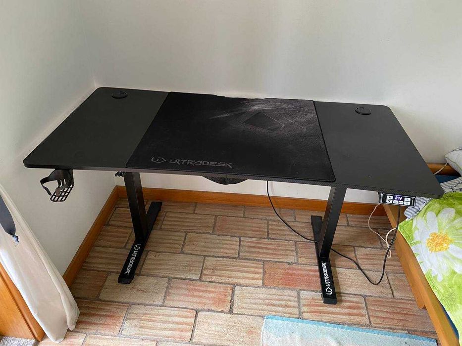 Mesa sentado/em pé, elétrico preto, 140x68 cm e cadeira