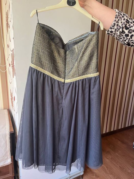 Сукня нарядна в ідеальному стані.
Розмір 38. 
Одягалась один раз.
Дос