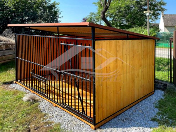 Kojec 3x3 z czarnych profili, drewniane ściany i podłoga pod kojec