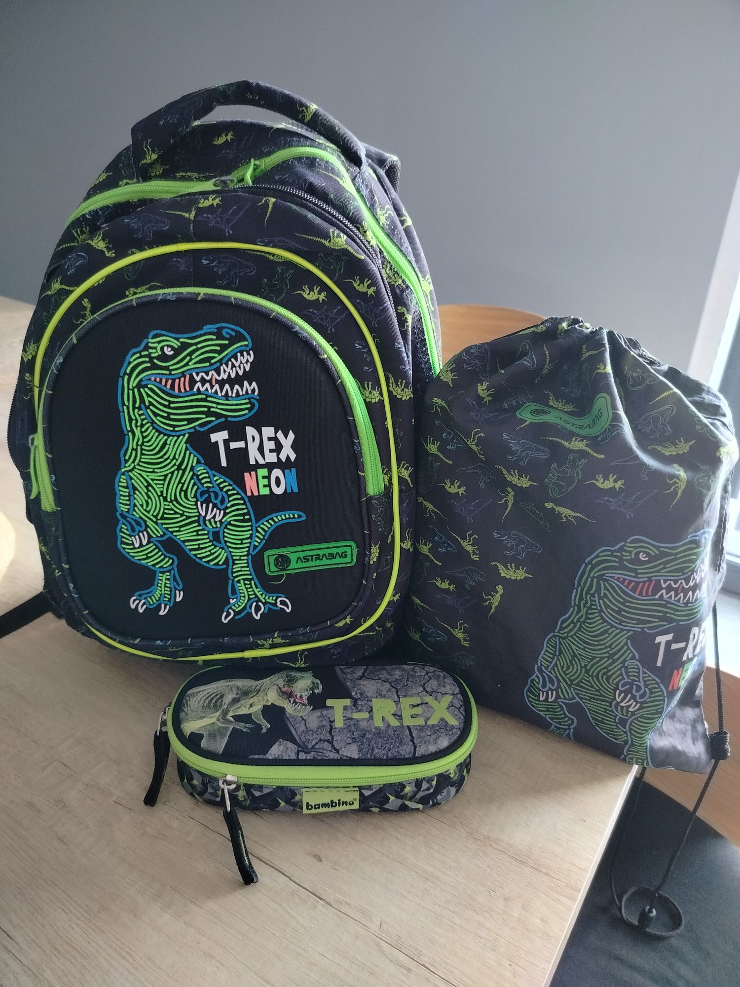 Sprzedam ZESTAW plecak szkolny Astrabag T-rex neon + piornik + worek