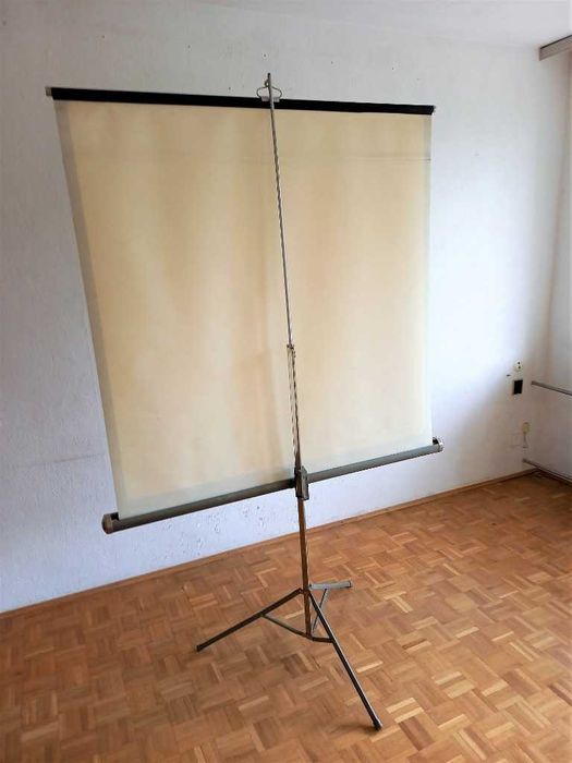 Perłowy ekran projekcyjny BRILANT