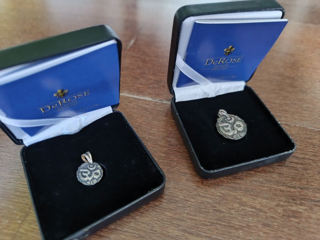 Medalhas de prata com o ÔM