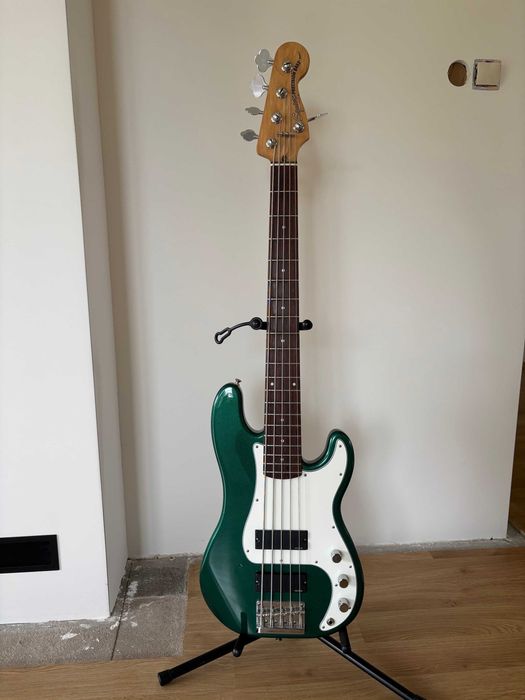 Squier Bass V (pickup humbacker)