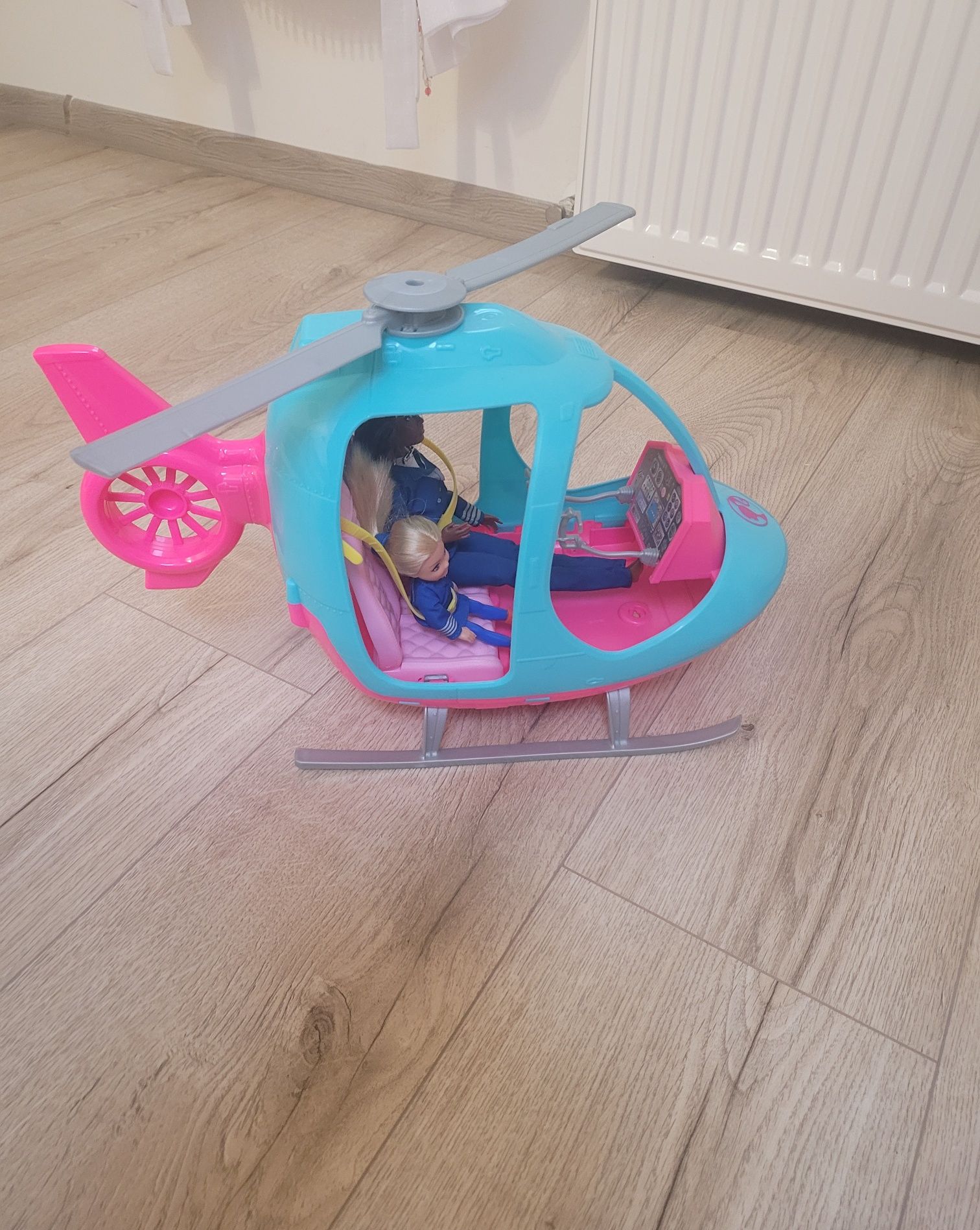 Helikopter z lalkami barbie pilotkami