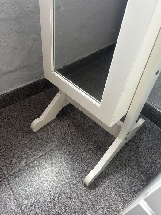 Espelho IKEA de pé branco com espaço para acessorios pessoais