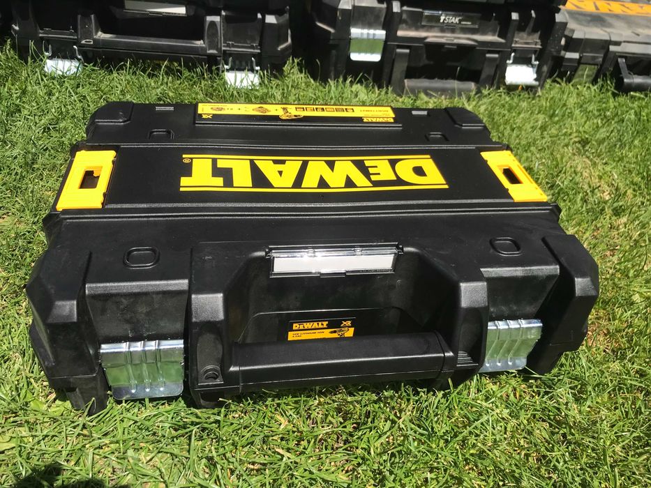 Ящик Dewalt для шуруповертів,для акумуляторів на 4-5Ан, оригінал