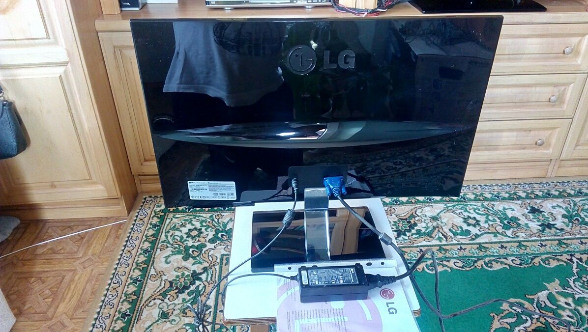 Монитор LG Flatron.