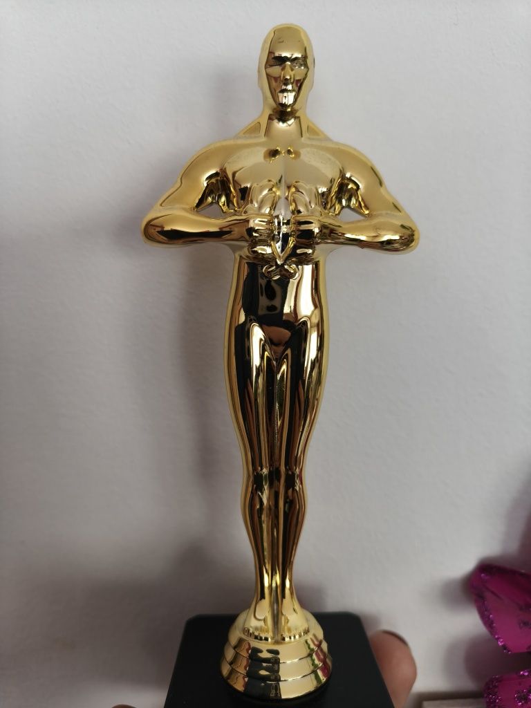 Figurka prawie jak "Oskar' z napisem Winner