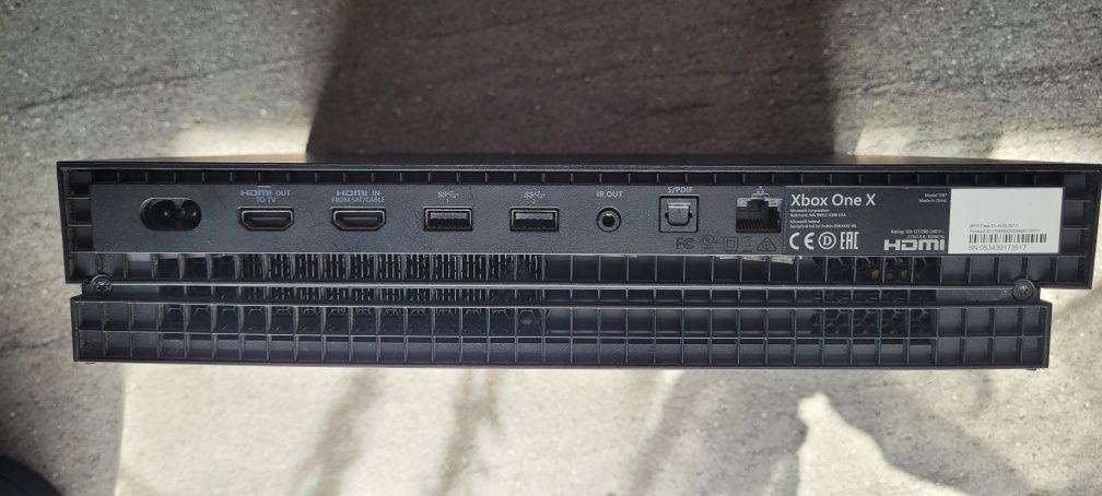Sprzedam xbox one x. Bez dysku. Brak obrazu.