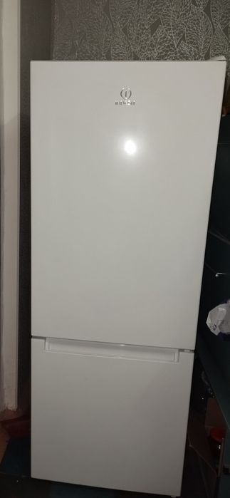 Продам холодильник INDESIT в отличном м состоянии..с документами