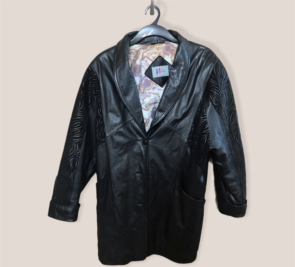 Unikatowa czarna skórzana kurtka oversize z wzorami vintage retro