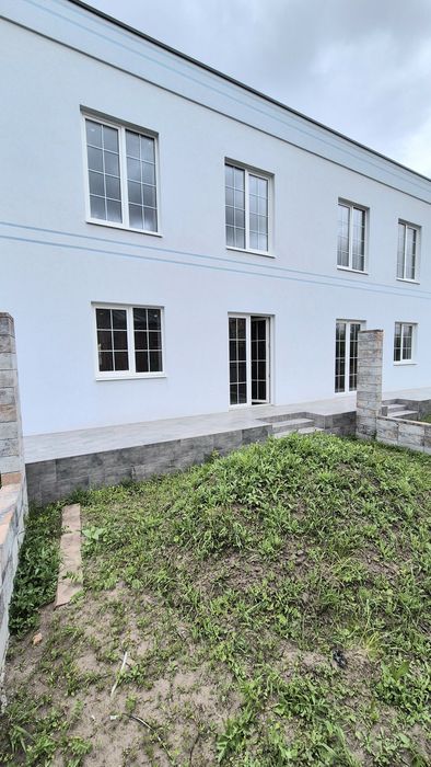 )( Котеджі неподалік центральної частини міста