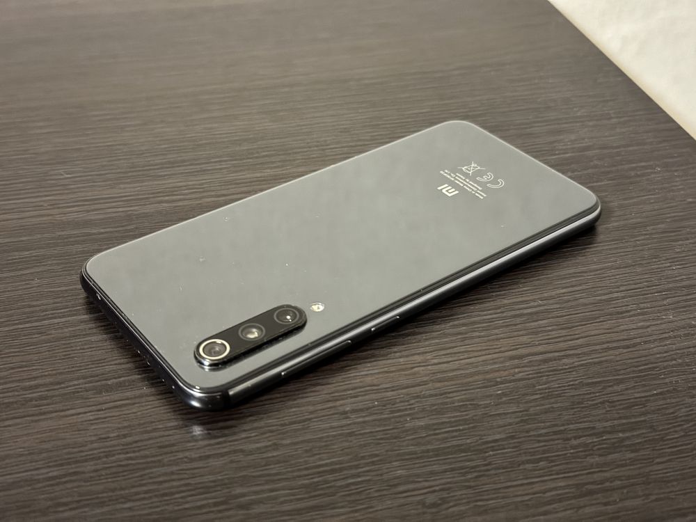 Xiaomi Mi 9 SE 6/64GB Глобальна версія, ідеальний стан + захисне скло