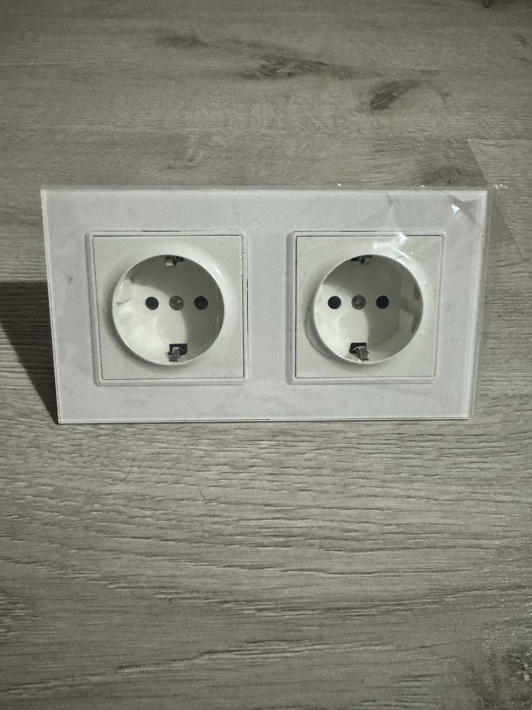 Tomada Dupla de Parede – Acabamento Branco