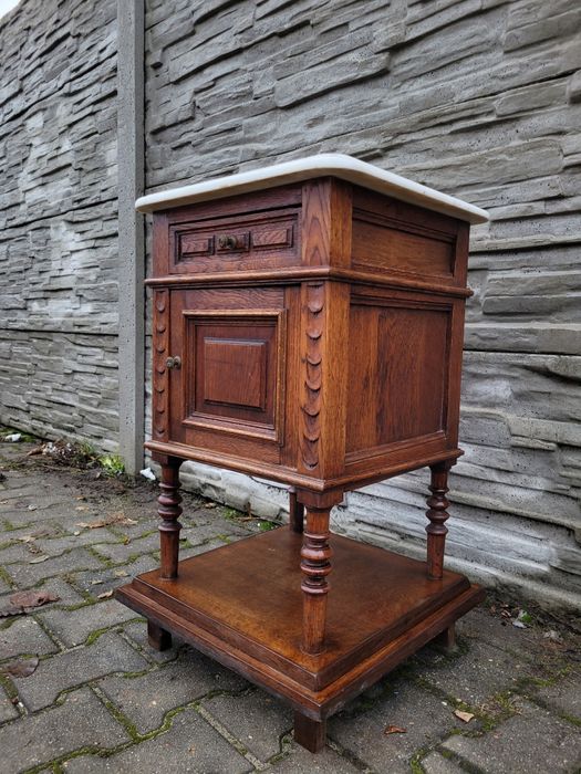 Zgrabna debowa szafka z szufladą.