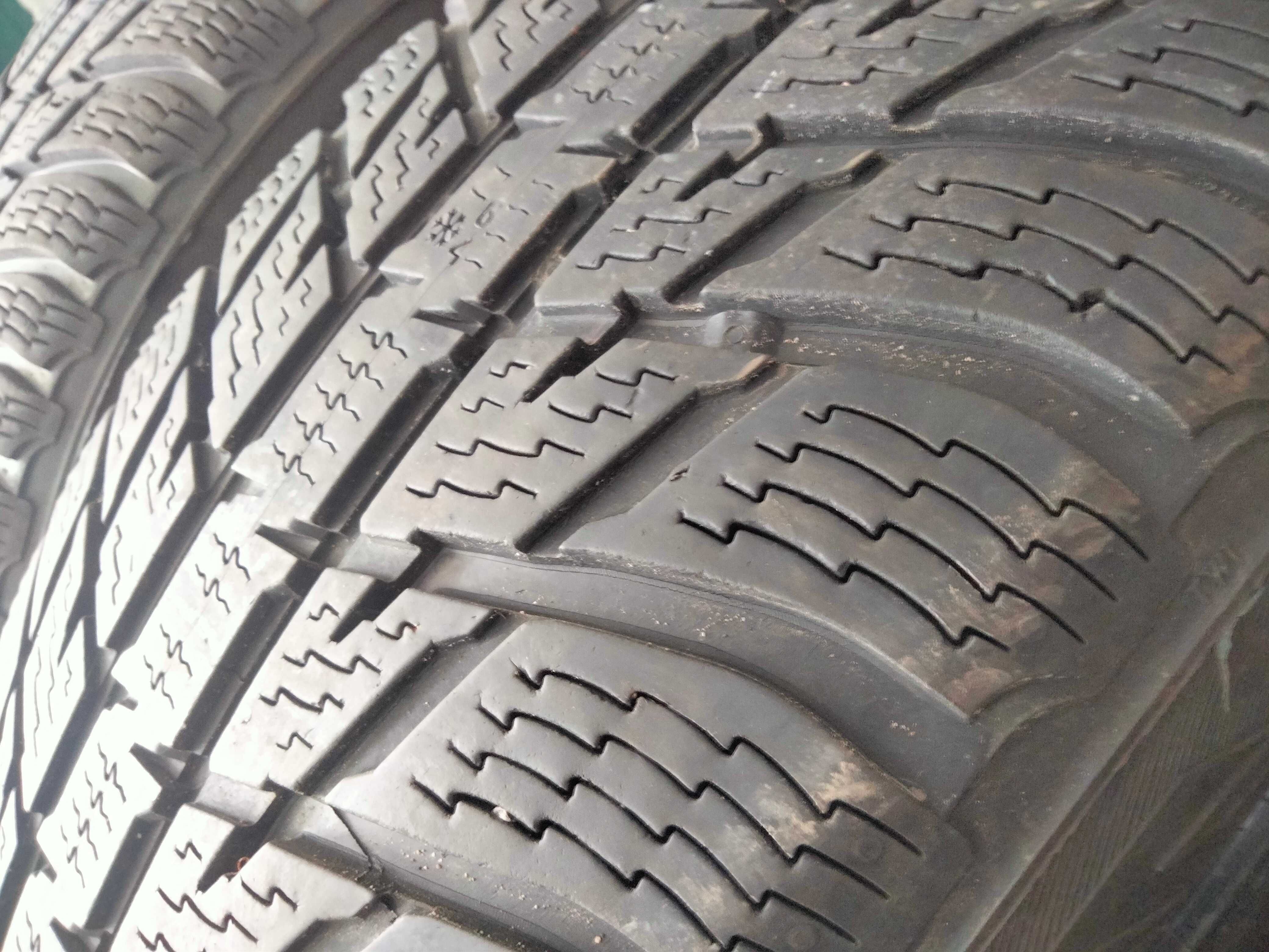 245 65R17 Nokian