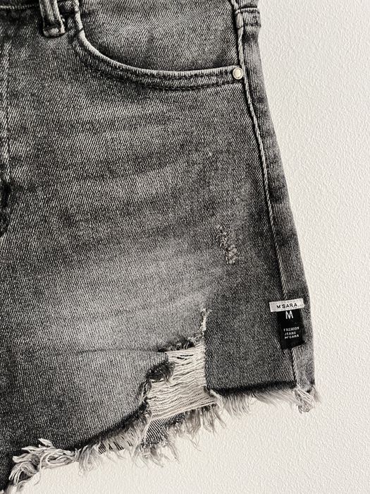 szare szorty krótkie spodenki jeansowe